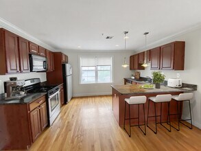 14 Notre Dame St, Unit 2 in Boston, MA - Foto de edificio - Building Photo