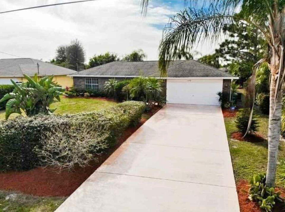 1170 SW Edinburgh Dr in Port St. Lucie, FL - Building Photo