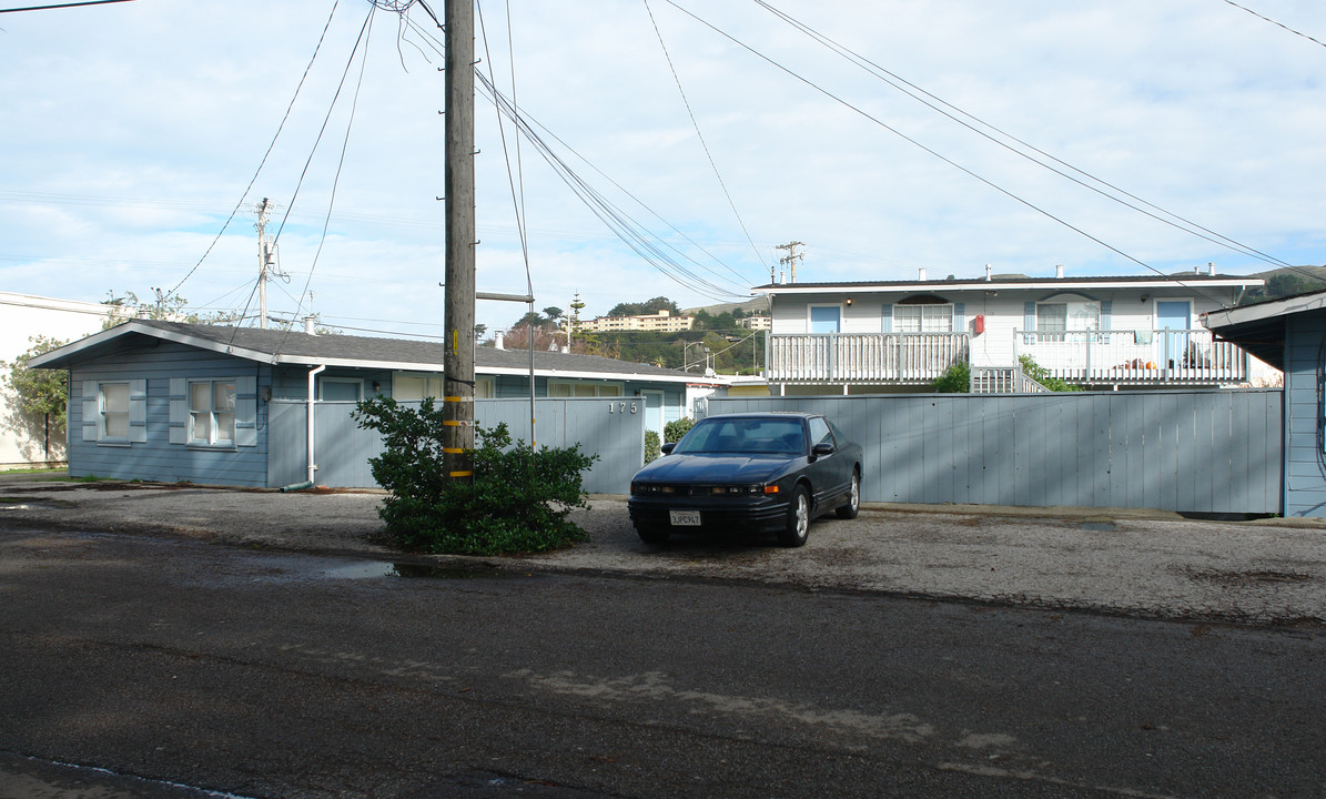 175 Lakeview Ave in Pacifica, CA - Building Photo