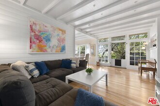 2429 Beverley Ave in Santa Monica, CA - Building Photo - Building Photo