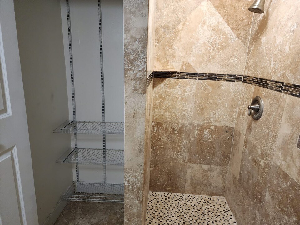 2040 NW 81st Ave, Unit 116 in Pembroke Pines, FL - Foto de edificio