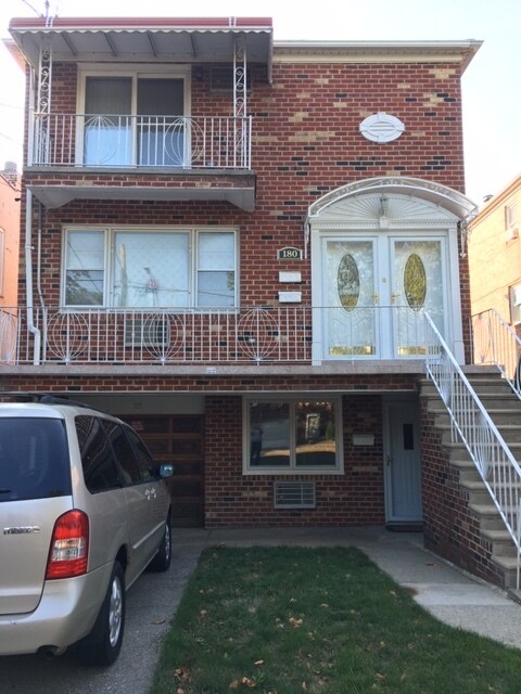 180 Bay 8th St, Unit Walk-In Apartment in Brooklyn, NY - Building Photo