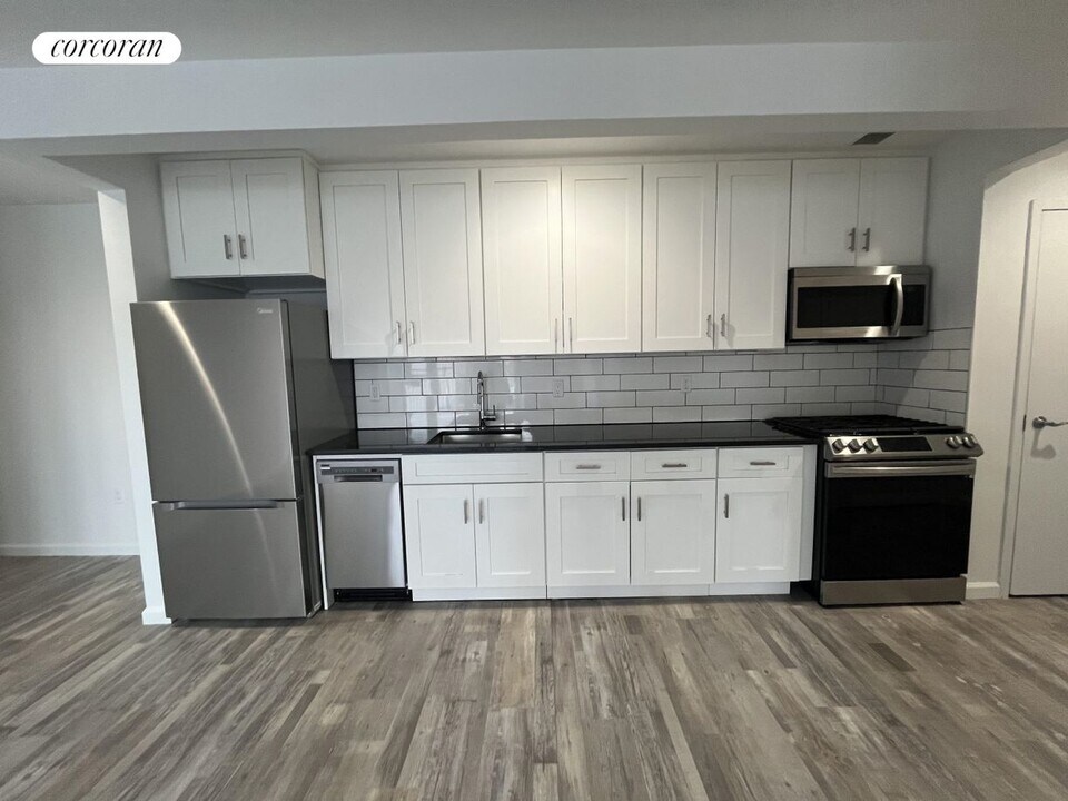 39-04 29th St in Queens, NY - Building Photo