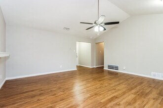 1108 N Knowles Dr in Saginaw, TX - Building Photo - Building Photo