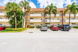 9800 N Hollybrook Lake Dr in Pembroke Pines, FL - Building Photo - Building Photo