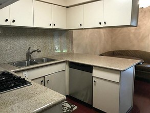 8211 Katy Fwy-Unit -26 in Houston, TX - Building Photo - Building Photo