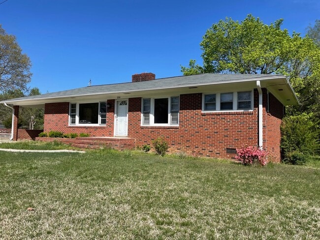 320 State Hwy 49 in Ramseur, NC - Building Photo - Building Photo