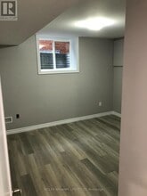 18 Queenston Crescent in London, ON - Building Photo - Building Photo