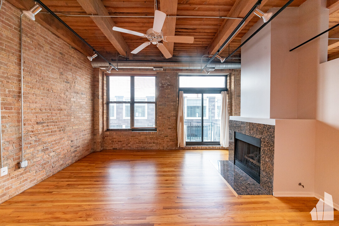 2310 S Canal St, Unit 203 in Chicago, IL - Building Photo