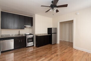 618 W Patterson Ave, Unit J06P in Chicago, IL - Building Photo