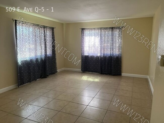 509 E Ave Q-5 in Palmdale, CA - Building Photo - Building Photo