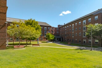 Centennial Hall in Danbury, CT - Foto de edificio - Building Photo