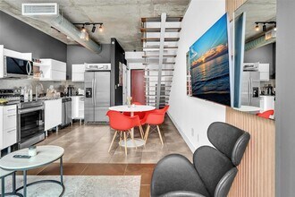 690 SW 1st Ct, Unit 1716 in Miami, FL - Foto de edificio - Building Photo