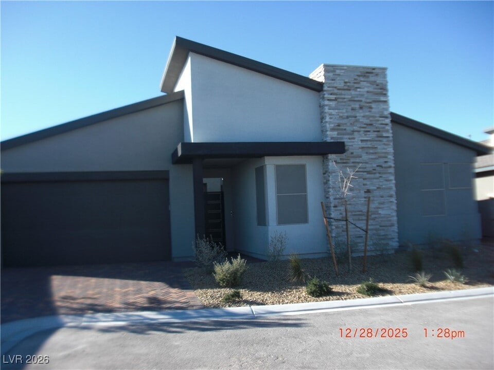 9751 Evergreen Pne St in Las Vegas, NV - Building Photo