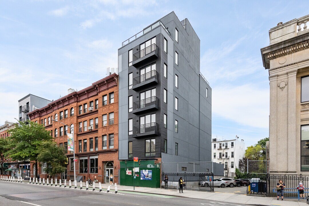 738 Grand St in Brooklyn, NY - Building Photo