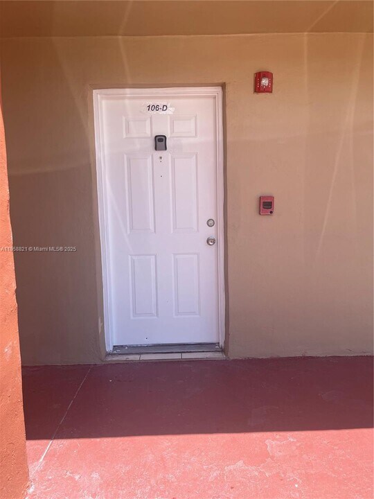 2319 W 60th St in Hialeah, FL - Foto de edificio
