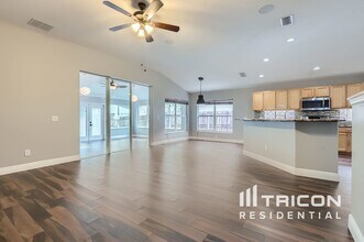 4718 Whispering Wind Ave in Tampa, FL - Building Photo - Building Photo