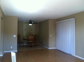 517 Calle Montecito in Oceanside, CA - Foto de edificio - Building Photo