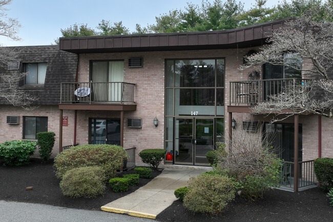 Royal Park Condominium in Danvers, MA - Foto de edificio - Building Photo