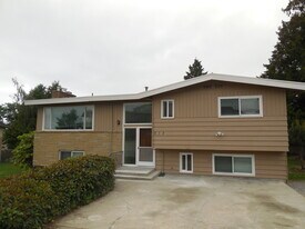 812 S 235th Pl in Des Moines, WA - Building Photo