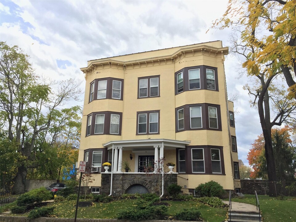 26 Coligni Ave in New Rochelle, NY - Building Photo