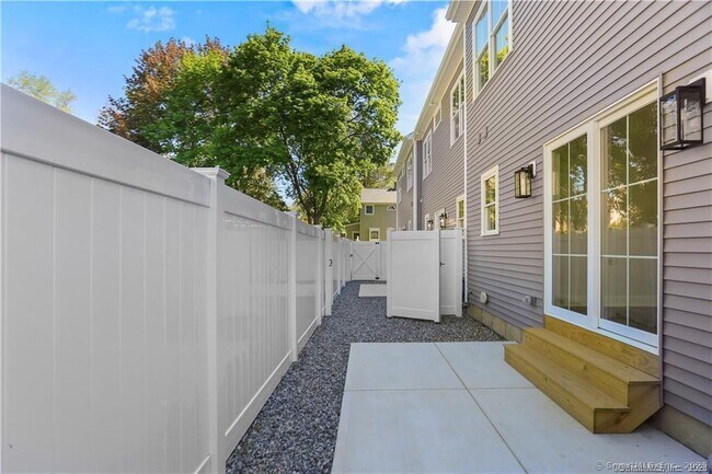 350 Halley Ave in Fairfield, CT - Foto de edificio - Building Photo