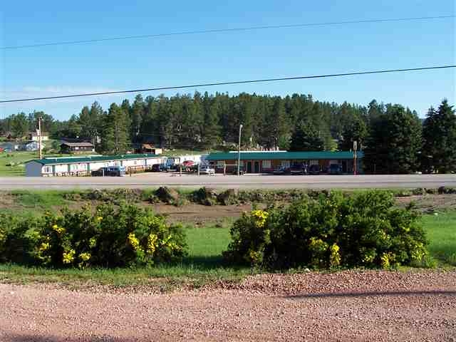 25083 Spring Pl in Custer, SD - Foto de edificio