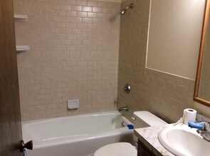 1460 Meadow Ln in Maple Plain, MN - Foto de edificio - Building Photo