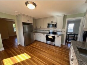 19 Pond St, Unit 1 in Westerly, RI - Foto de edificio - Building Photo
