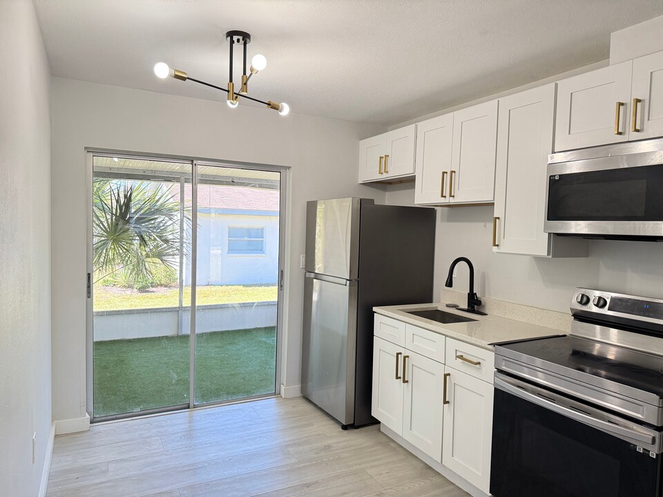 3015 Adrian Ave, Unit B in Largo, FL - Foto de edificio