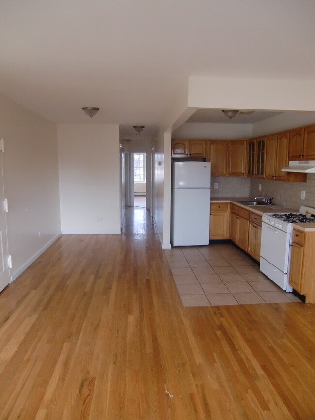2111 Dix Ave, Unit 3 Fl in Far Rockaway, NY - Building Photo - Building Photo