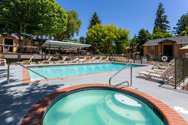 Oak Tree Apartments in Tigard, OR - Foto de edificio - Building Photo