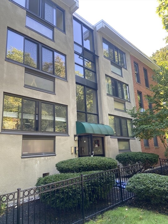 38 Juniper St, Unit 114 in Brookline, MA - Building Photo