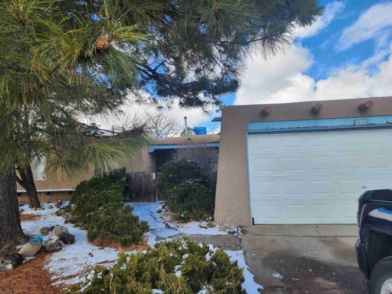 2318 Calle Pacifico in Santa Fe, NM - Foto de edificio