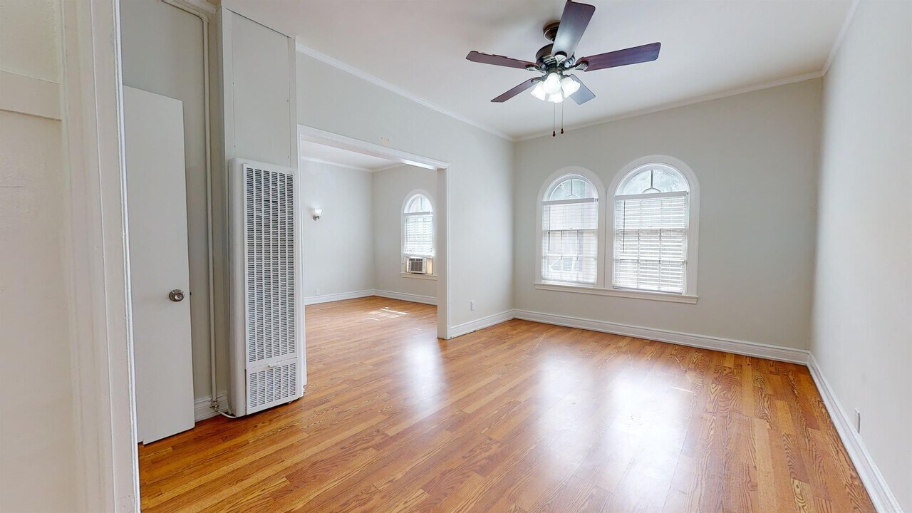 21 Westminster Ave in Los Angeles, CA - Building Photo