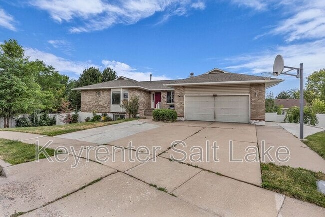 567 N Allanwood Pl in Layton, UT - Building Photo - Building Photo