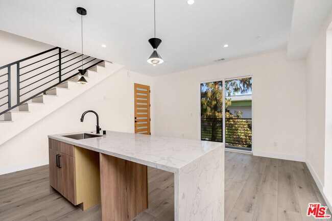 15328 Weddington St in Los Angeles, CA - Building Photo - Building Photo