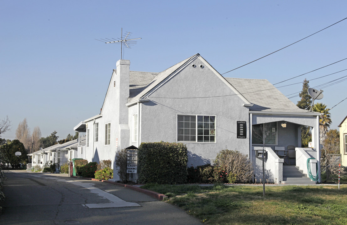 282-290 Cherry Way in Hayward, CA - Building Photo