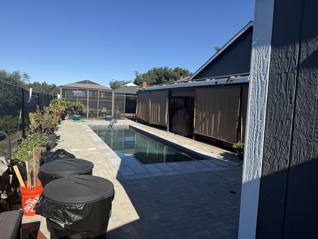 13907 Hawick Dr in El Cajon, CA - Foto de edificio - Building Photo