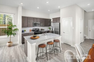 9835 Willow Creek Commerce Dr in Tomball, TX - Foto de edificio - Building Photo