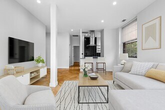 21 Linden St, Unit 310 in Quincy, MA - Foto de edificio - Building Photo