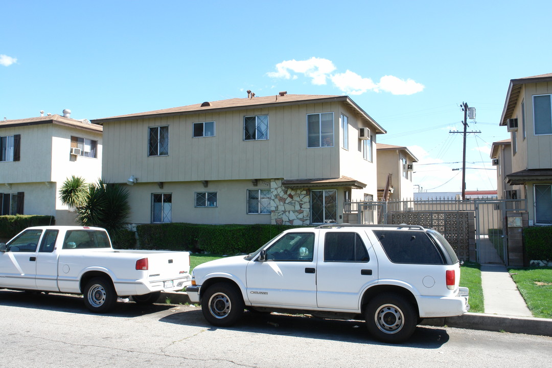 7348 Vista Del Monte Ave in Van Nuys, CA - Building Photo