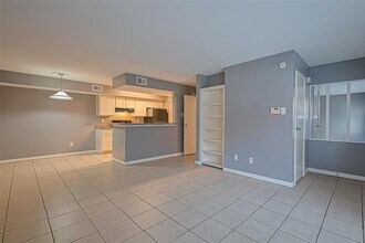 12905 Woodforest Blvd in Houston, TX - Foto de edificio - Building Photo
