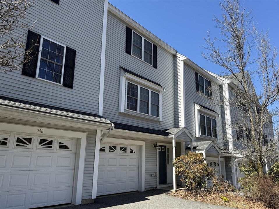 246 Main St in Acton, MA - Foto de edificio