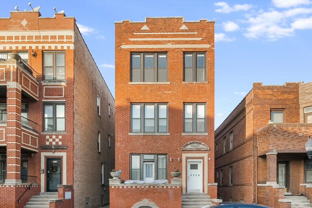 2316 W Augusta Blvd in Chicago, IL - Building Photo