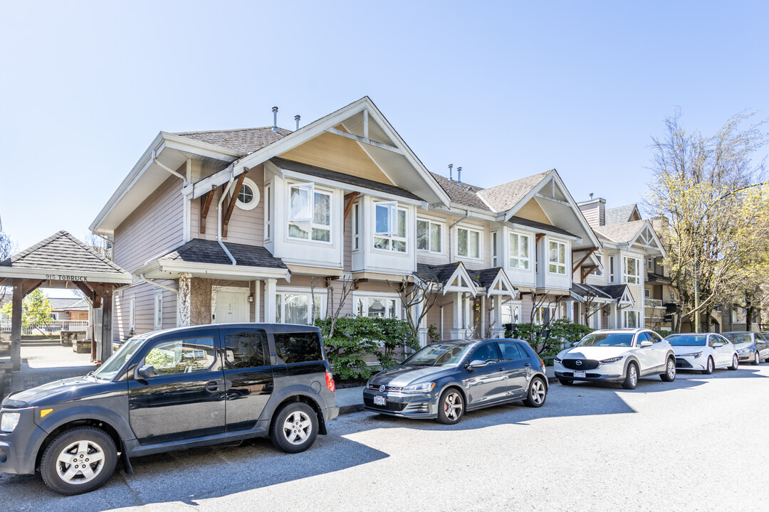 915 Tobruck Av in North Vancouver, BC - Building Photo