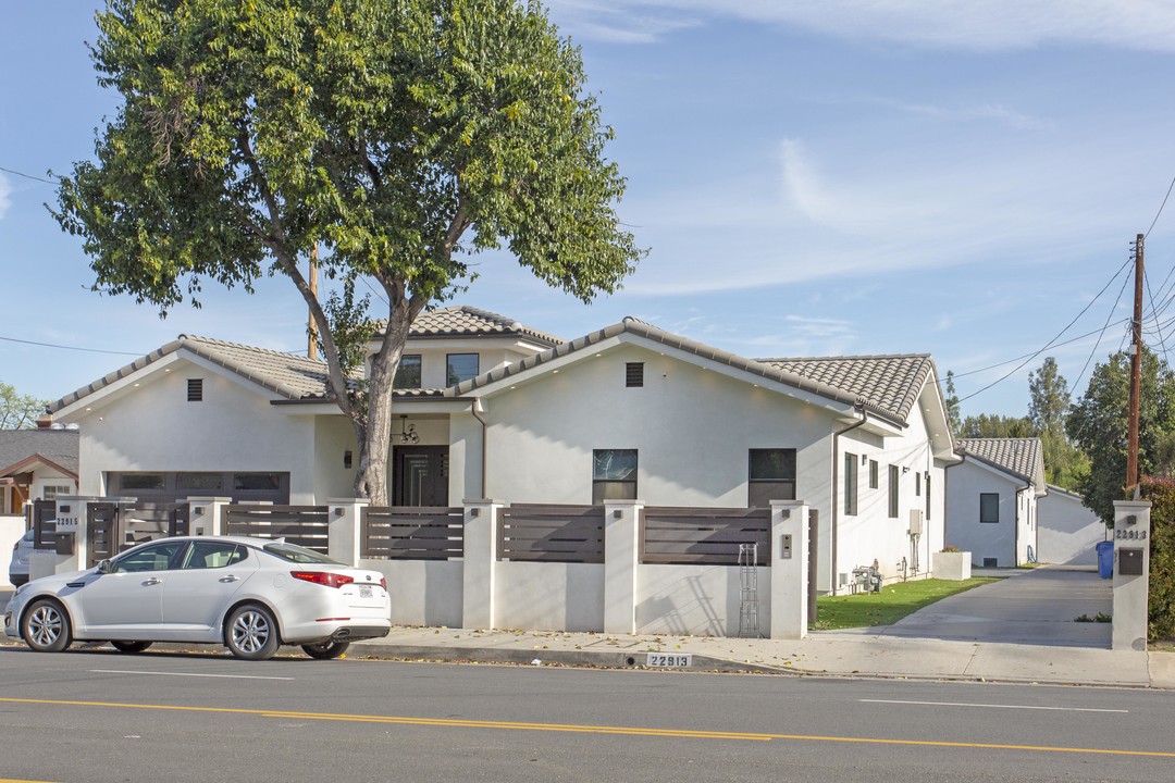 Burbank Compound in Woodland Hills, CA - Foto de edificio