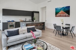 1236 N Spaulding Ave in West Hollywood, CA - Building Photo