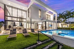 418 Sunset Dr in Hallandale Beach, FL - Building Photo