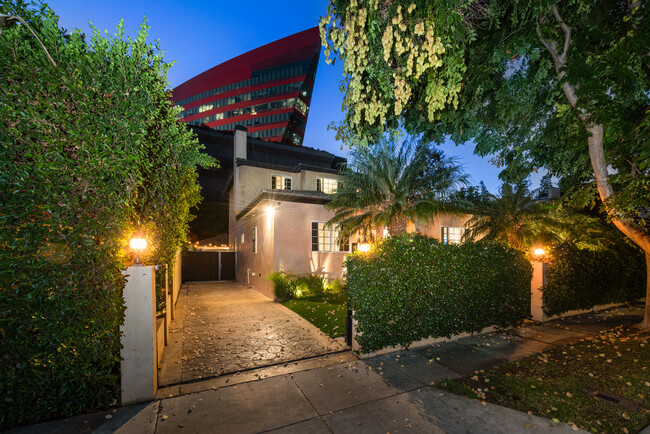 711 Huntley Dr in West Hollywood, CA - Building Photo - Building Photo